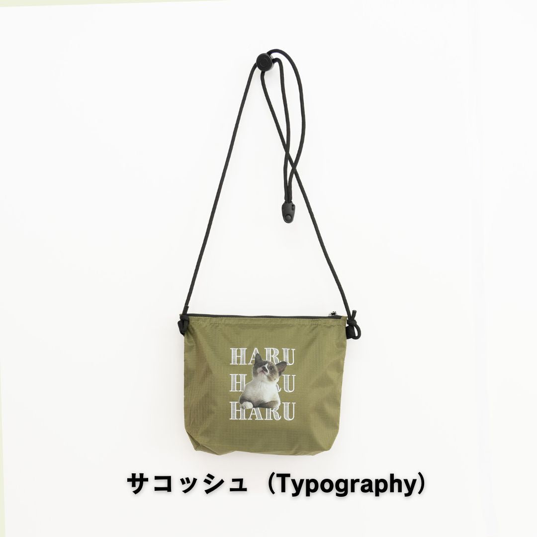 サコッシュ (Typography)